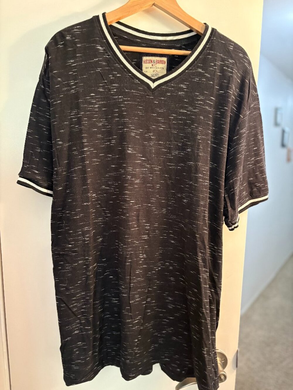 Hudson & Barrow V-neck t-shirt